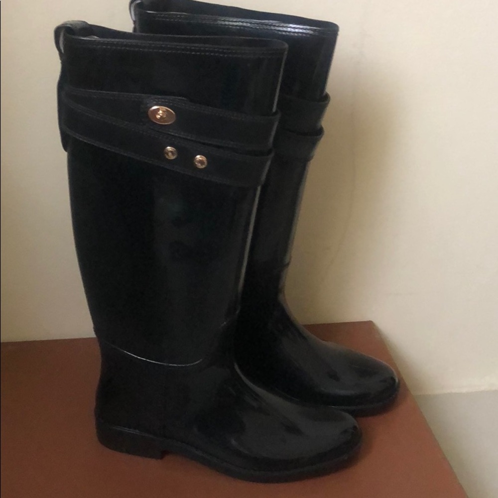 Coach - Picture 3 of 5